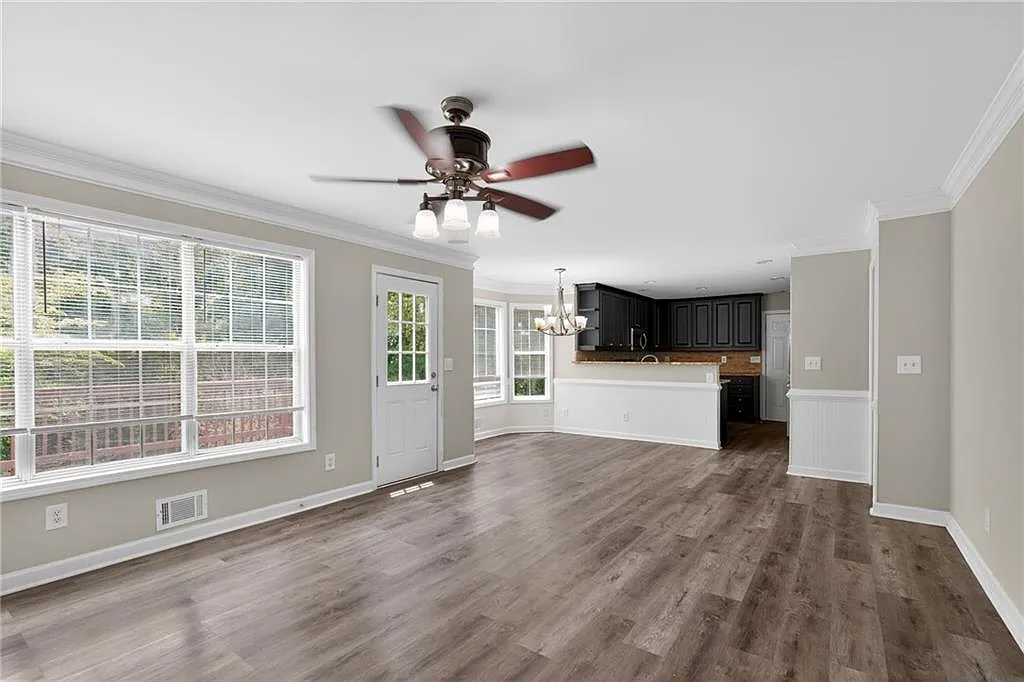 4 bed, 2.5 bath, 2308 sqft, $2,500 — Photo 2