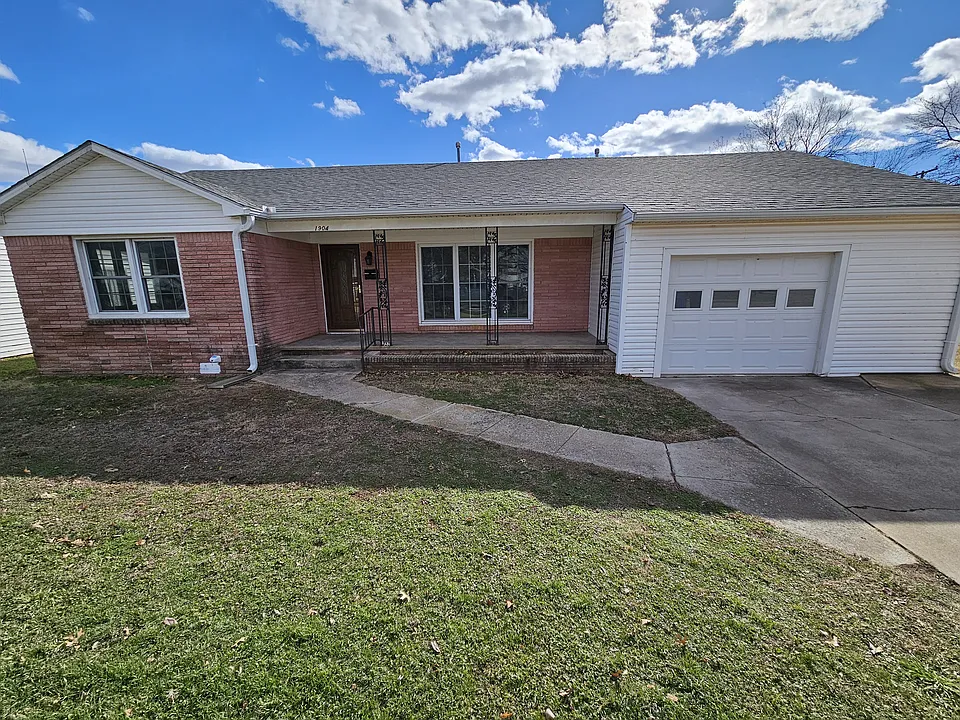 1904 W Oak Ave