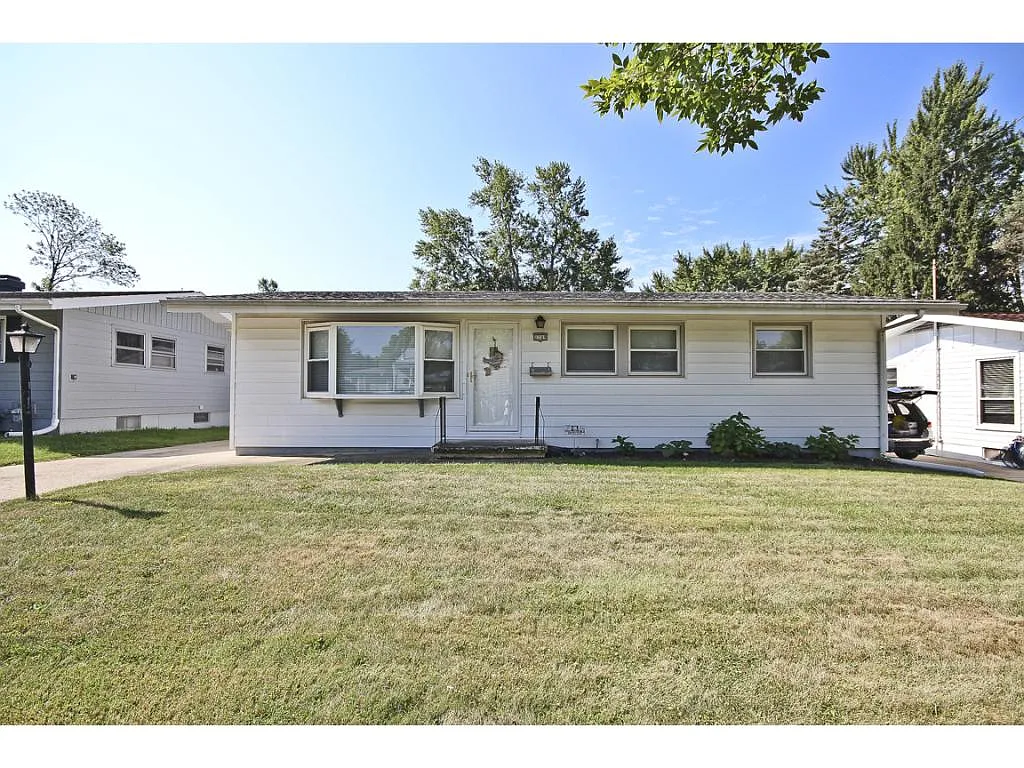 1749 N Foster Ave photo 1