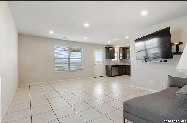 3 bed, 2.5 bath, 1470 sqft, $1,800 — Photo 4