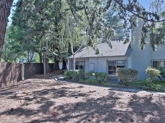 5th image of 951 Lakeshire Ct