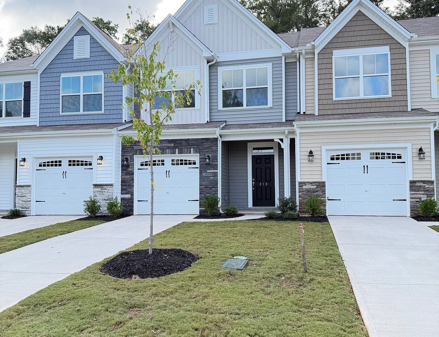 3 bed, 2.5 bath, 1817 sqft, $1,900 — Photo 1