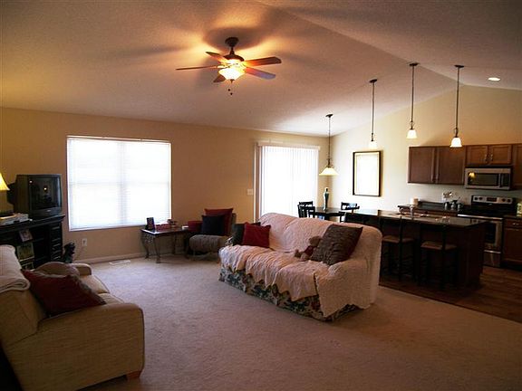 4th image of 301 Aspen Ct