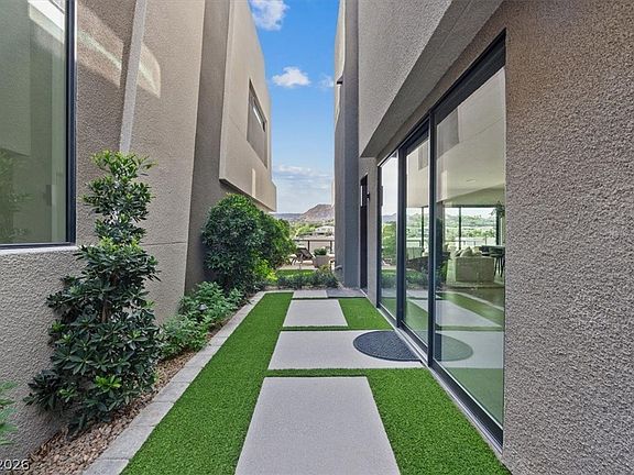 3rd image of 40 Heron Harbour Dr