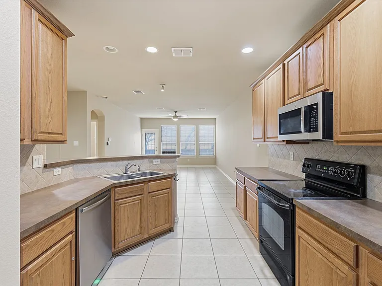 1725 Brookview Dr — Photo 4