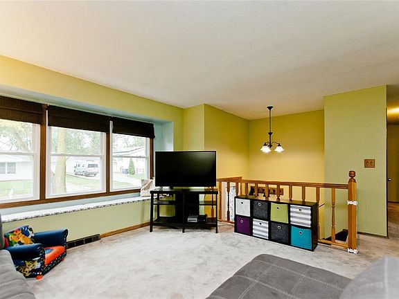 3rd image of 4524 Twin Pine Dr NE