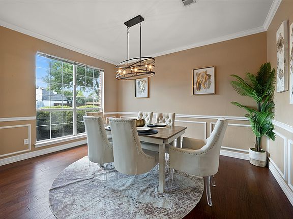 3rd image of 275 Meadowside Dr