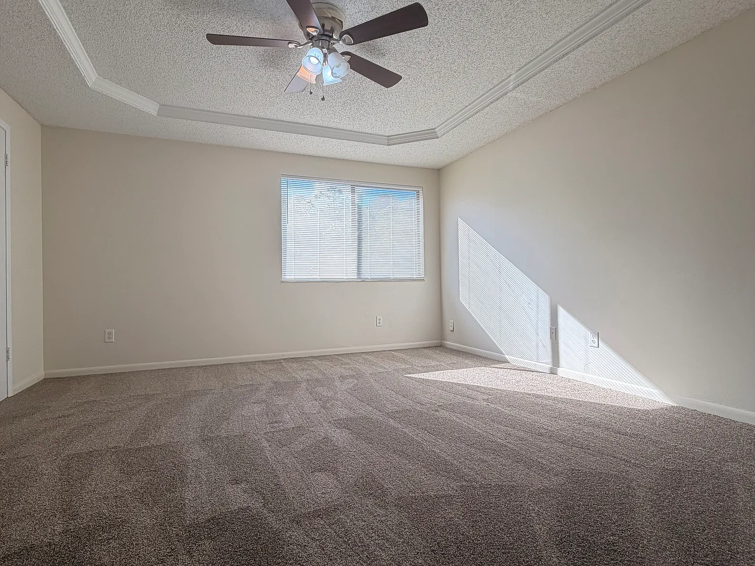 3 bed, 2.5 bath, 1600 sqft, $1,700 — Photo 2