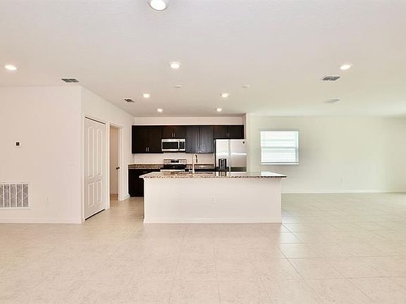 5th image of 483 NW Ravenswood Ln