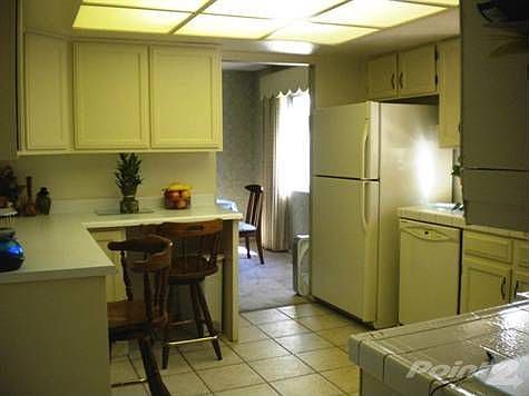 Bright Kitchen w/ Pantry