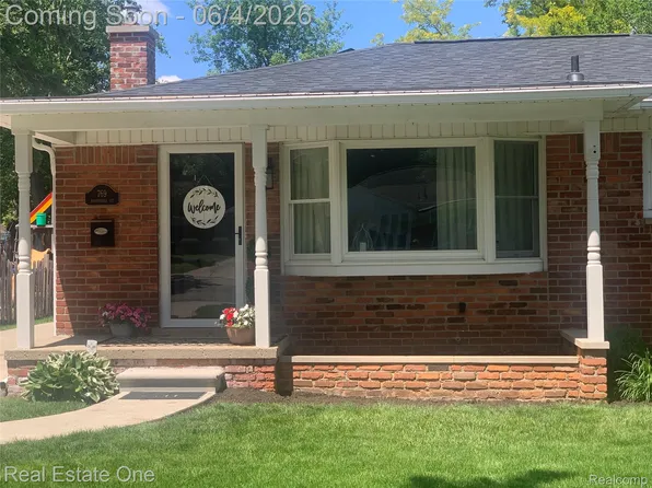 769 Manordale Ct, Milford, MI 48381