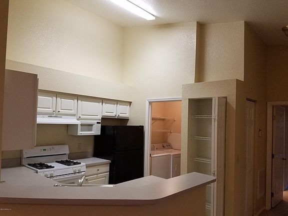 2nd image of 13810 SUTTON PARK Drive #821