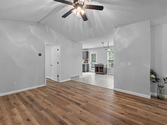 4th image of 306 Julies Dr