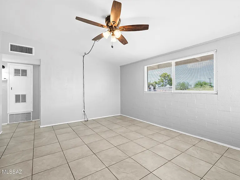 202 S Avenue C — Photo 17
