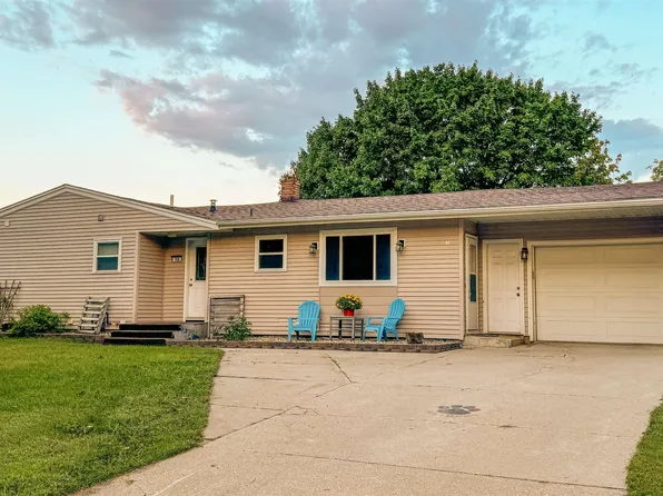 104 Wilshire Cir, Hampton, IA 50441