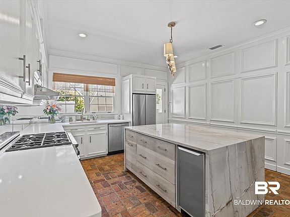 4th image of 151 Tuthill Ln