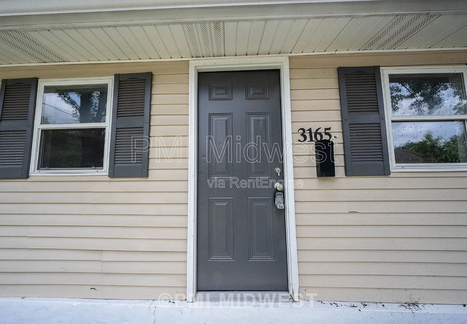 3165 Station St — Photo 2
