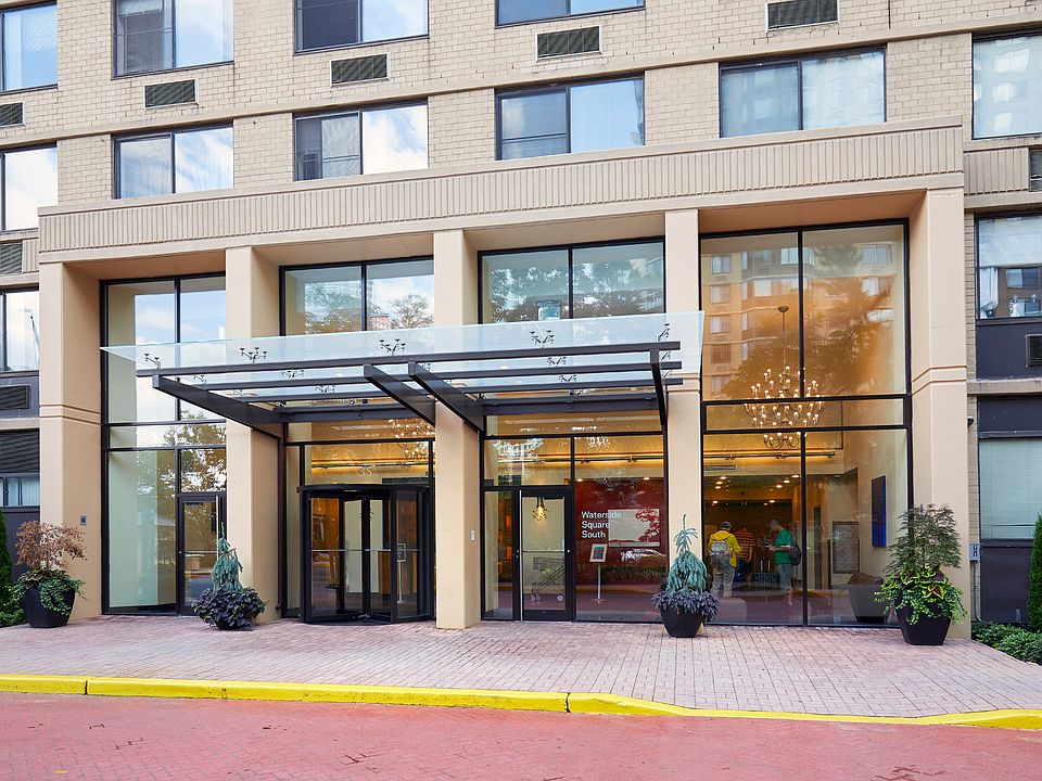 A welcoming canopy entry that combines functionality with thoughtful design