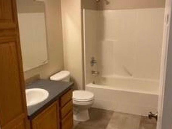 Upper level full bath