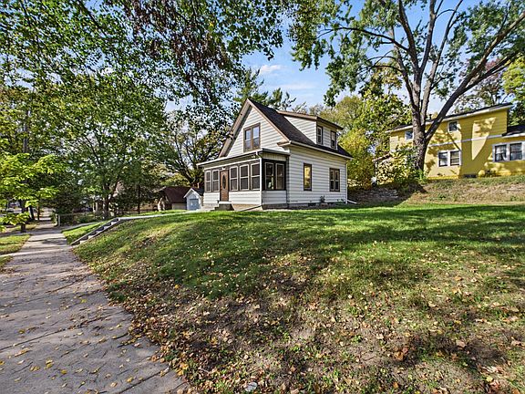 3rd image of 3501 Queen Ave N