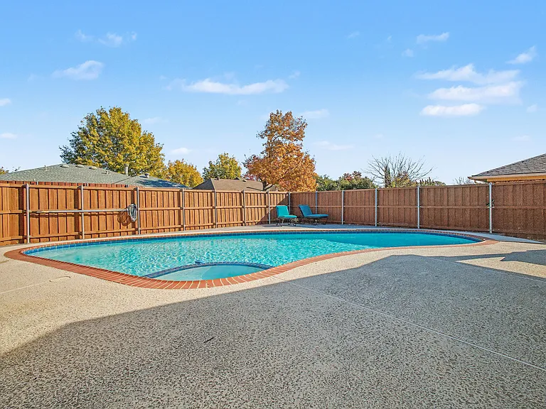 913 Sandhurst Dr — Photo 30