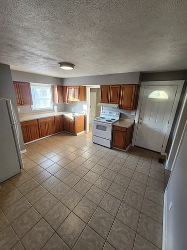 445 W Carpenter St Photo 1