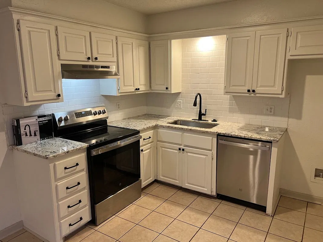 3 bed, 2.0 bath, 1141 sqft, $1,350 — Photo 2