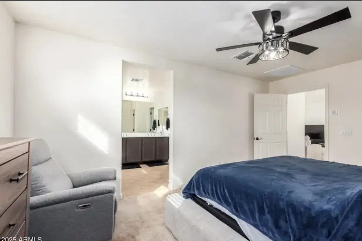 3 bed, 2.5 bath, 1839 sqft, $2,400 — Photo 4