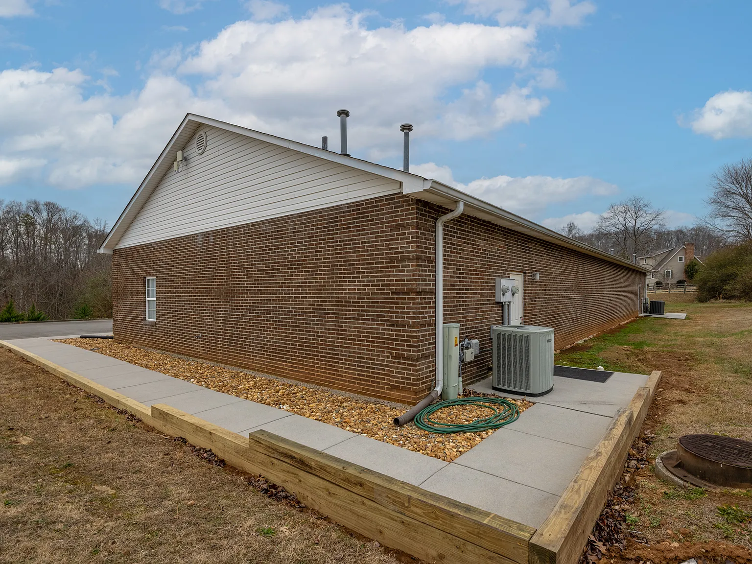 305 Grady Rd — Photo 3
