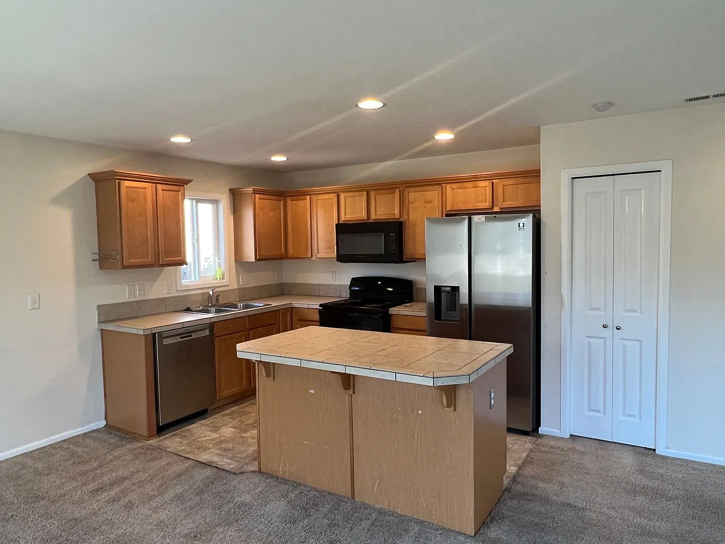 Beautiful 4 bedroom Home in Frederickson Estates Community! — Photo 4