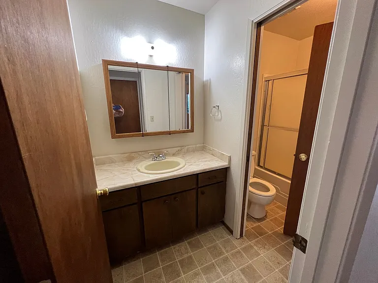 1132 Hobart St — Photo 10