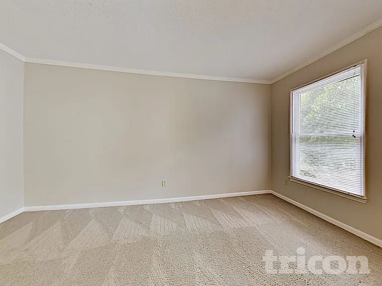 2820 Royal Ridge Ln — Photo 3
