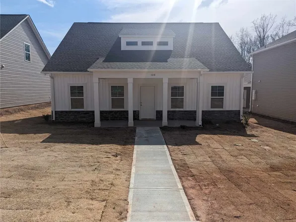 1018 Fairfield Dr, Seneca, SC 29678