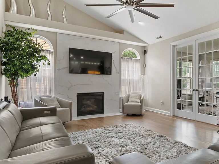 607 Calista Dr — Photo 2