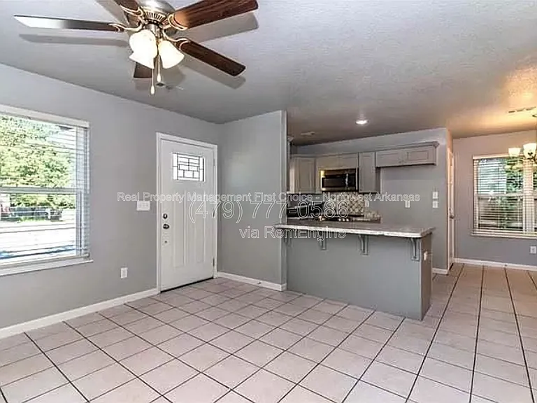 581 W Moan Pl — Photo 2