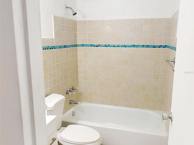 552 Austral #402 — Photo 14