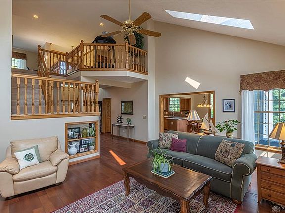 4th image of 400 Tillotson Pl