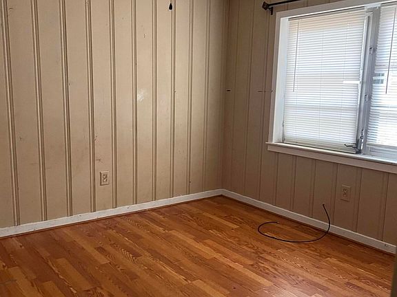 3rd image of 107 Oak Ridge Dr