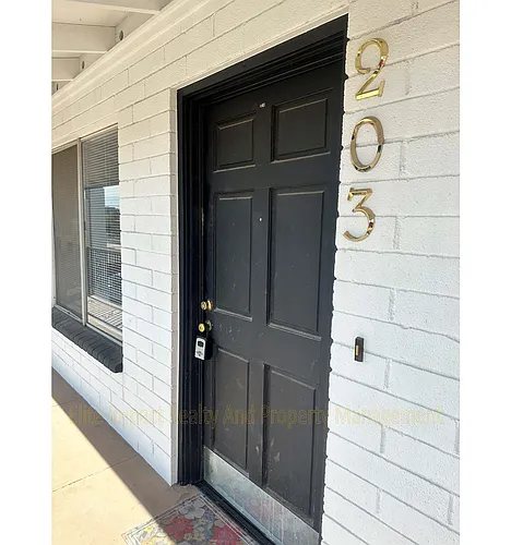301 W Helen St Photo 1