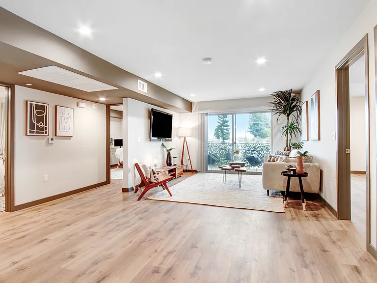 NOHO URBAN APARTMENTS — Photo 13