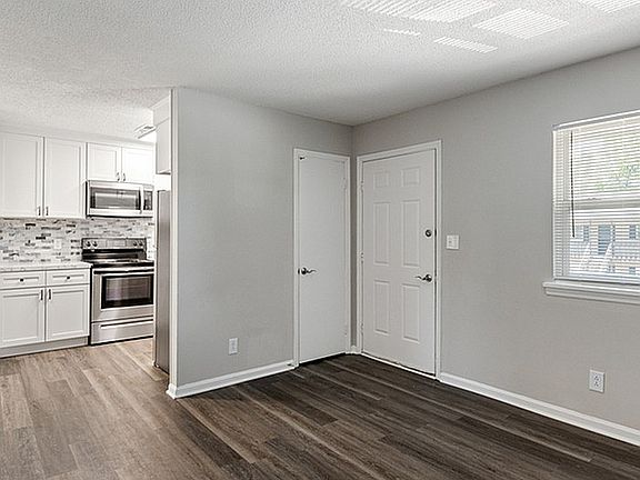 Step into this bright and inviting kitchen, designed for modern living.