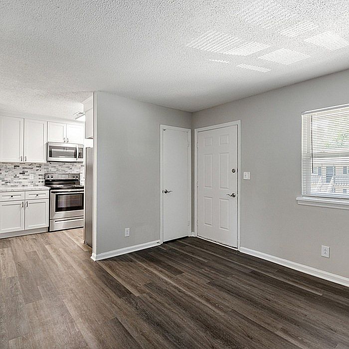 Step into this bright and inviting kitchen, designed for modern living.