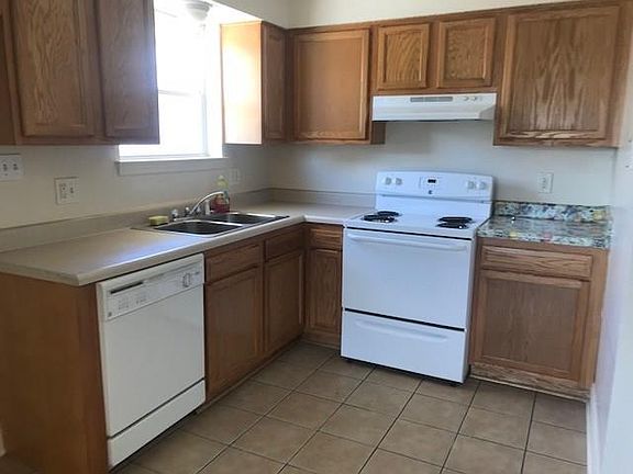 5th image of 2622 Acron St