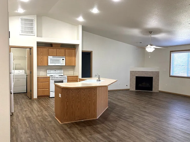 5402 Kirkwood Ln — Photo 3