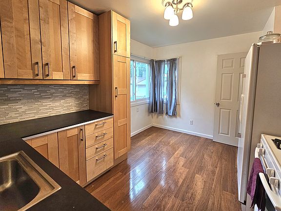 5th image of 28522 Cambridge St