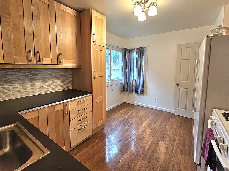 28522 Cambridge St — Photo 5