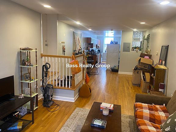 3rd image of 6974 N Greenview Ave #G