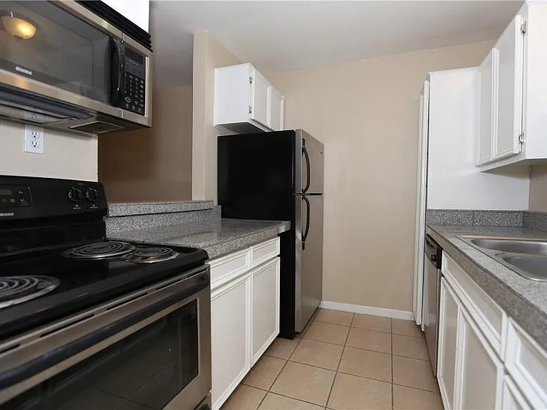 400 W 35th St #202 — Photo 5