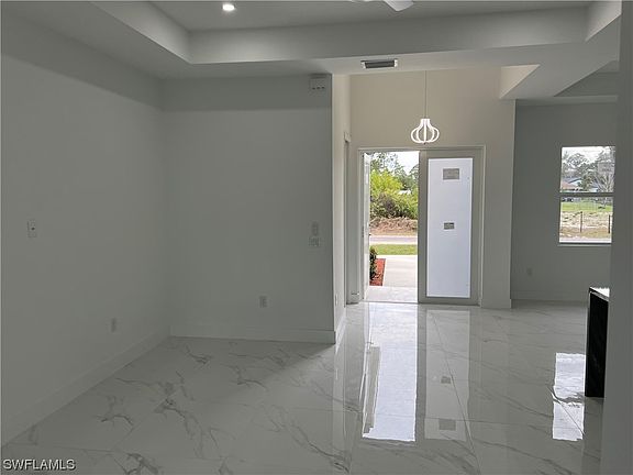 5th image of 855 Clow St E