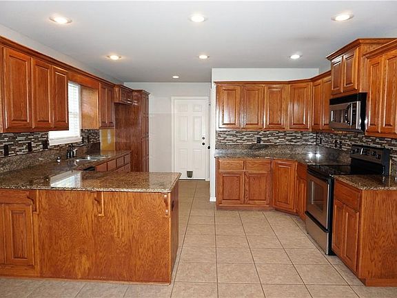 5th image of 9 Wendron Cir